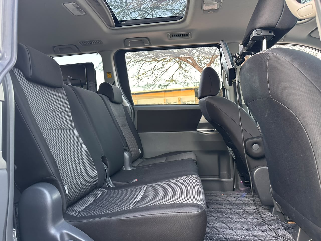 TOYOTA NOAH thumbnail 7